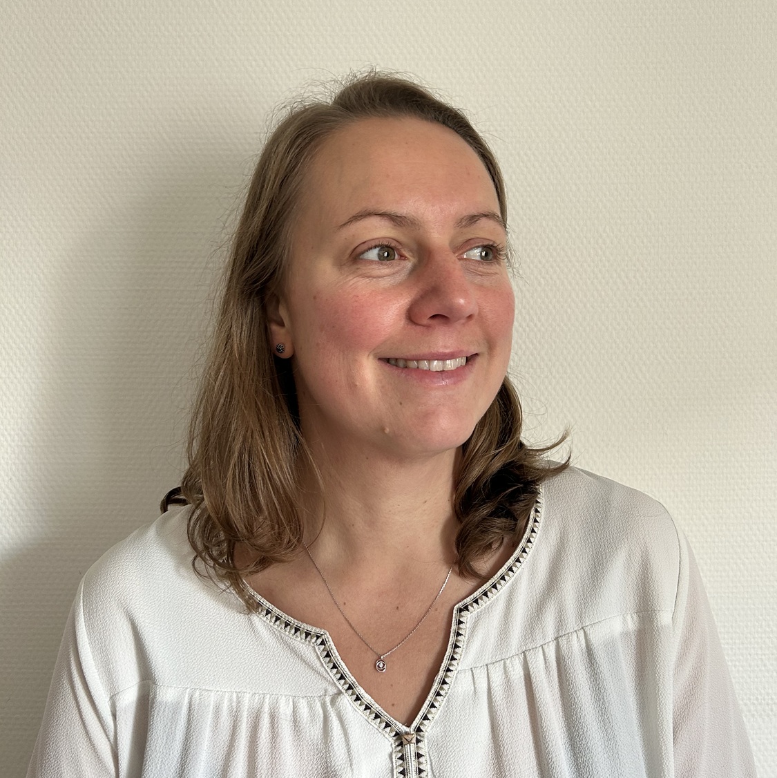 photo de trois quart de Laurine HUCHET, souriante.