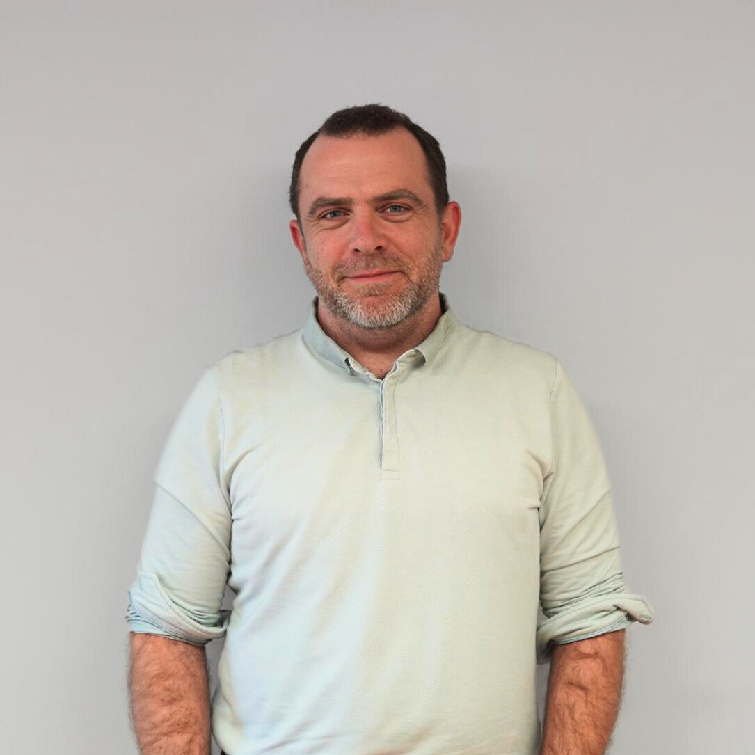 photo de face de Olivier LECARPENTIER, souriant et les bras le long du corps.